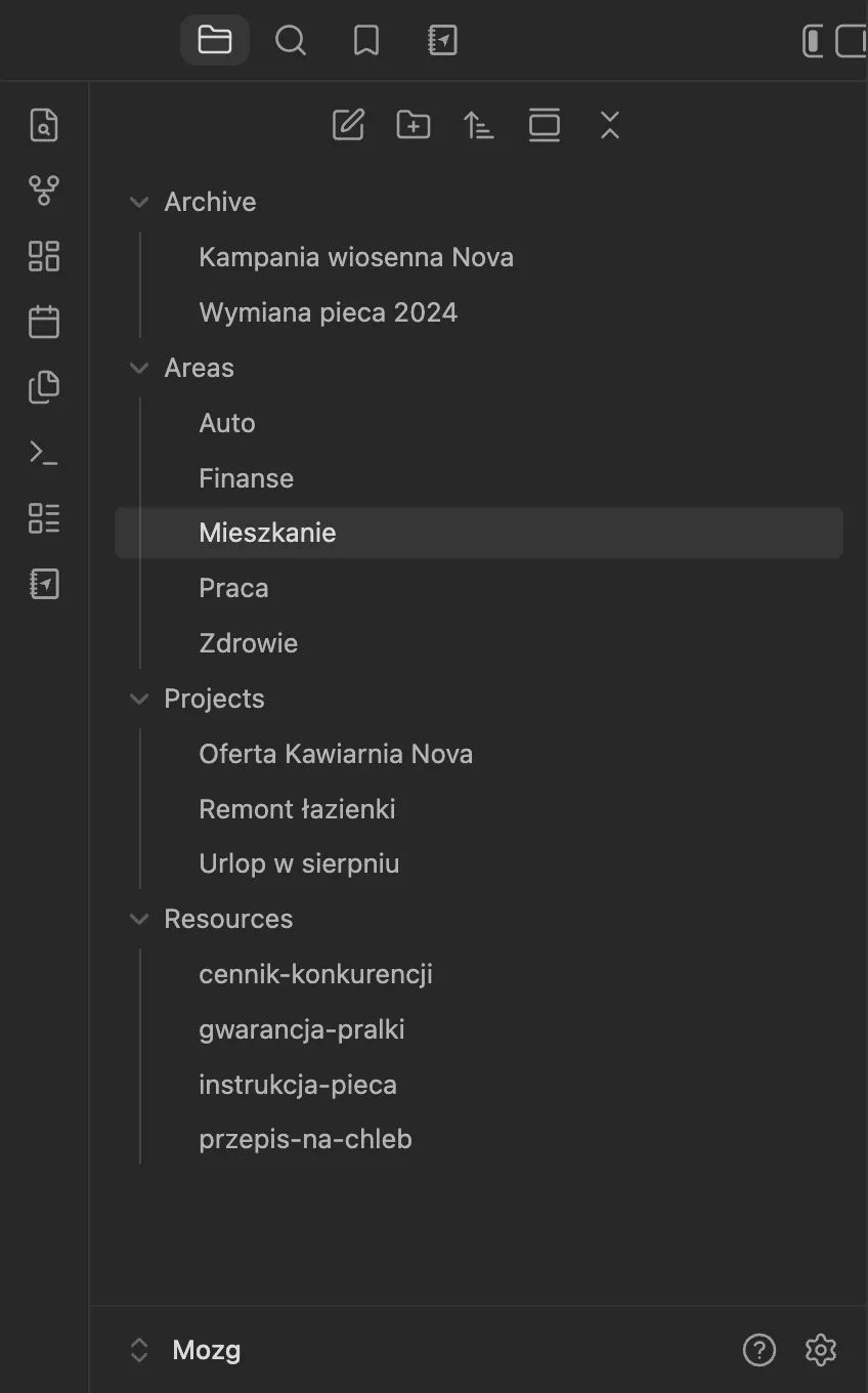 Cztery foldery PARA z wymieszanymi notatkami z pracy i z domu. Obsidian układa je alfabetycznie