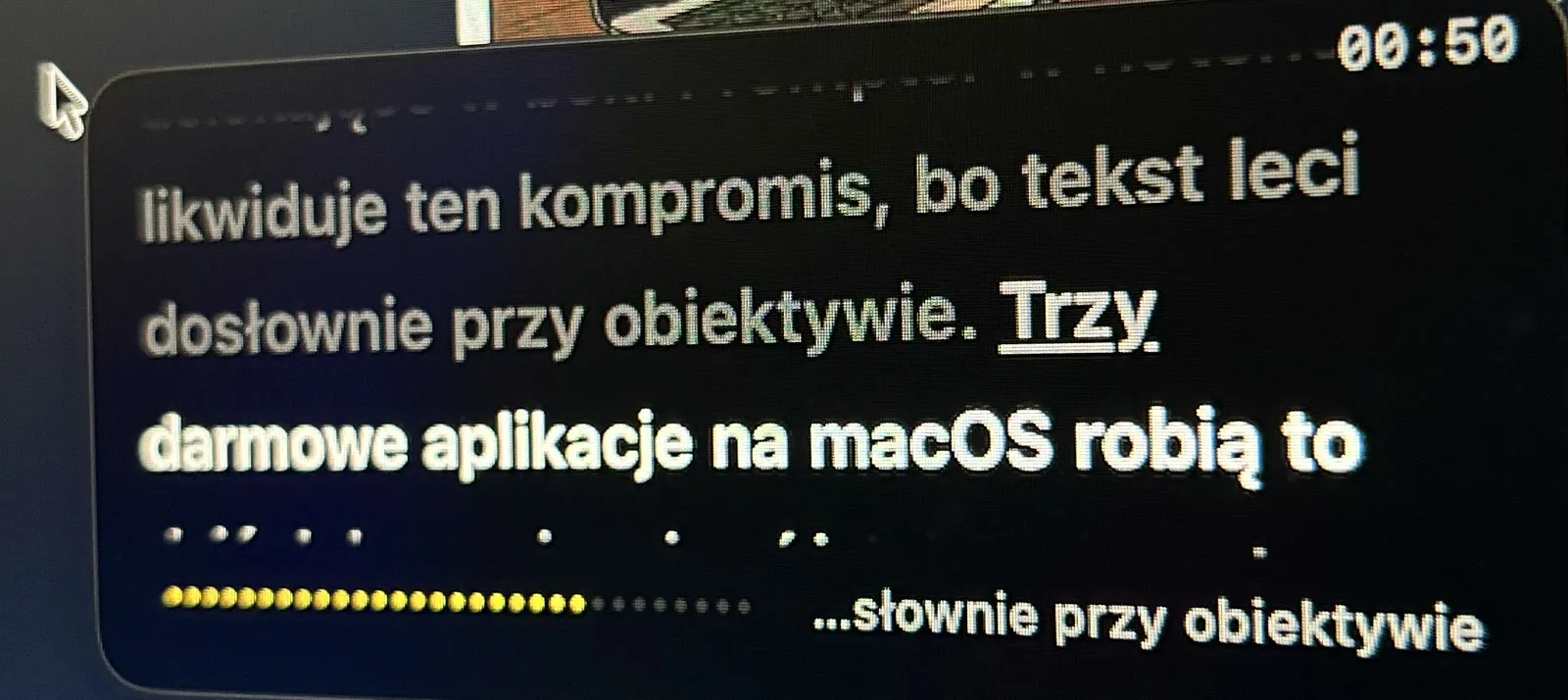 Nakładka Textream pod notchem MacBooka z podświetlonym słowem, paskiem postępu i licznikiem czasu nagrania