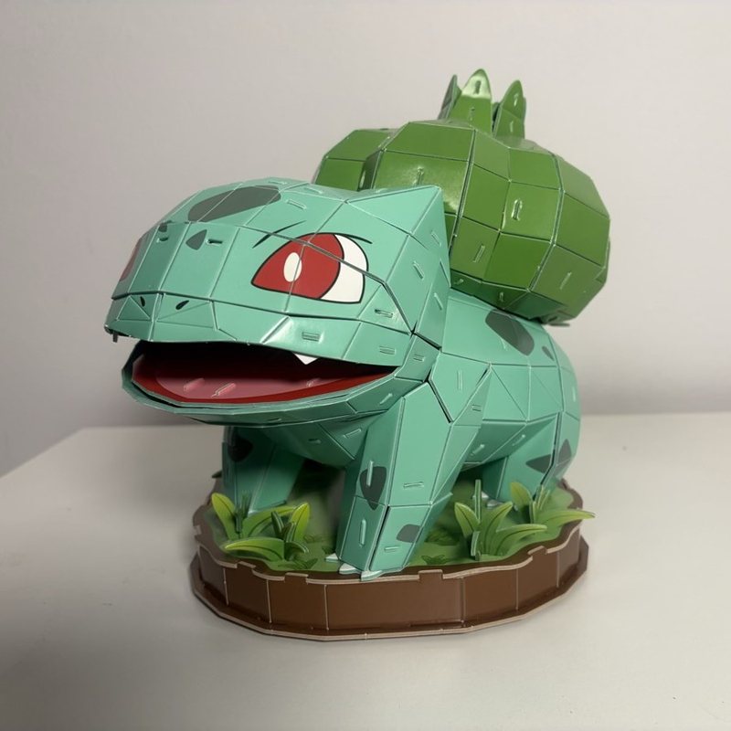 Figurka na podstawce z trawą - Bulbasaur z kolekcji Damiana Ślimaka, egzemplarz numer 3
