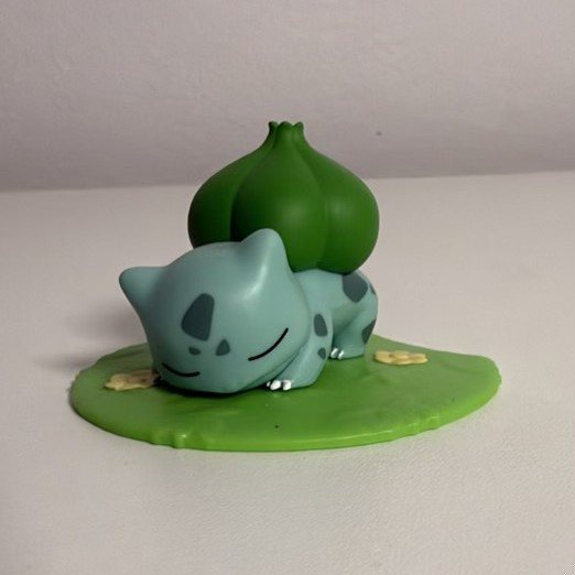 Śpiący Bulbasaur na liściu - Bulbasaur z kolekcji Damiana Ślimaka, egzemplarz numer 7