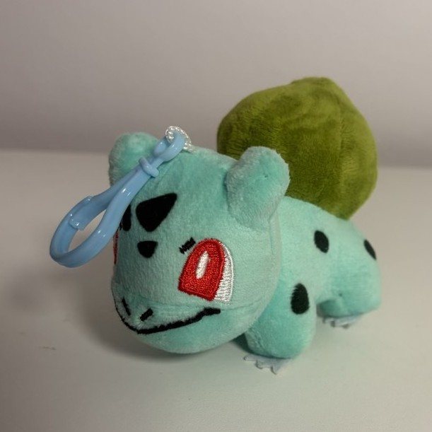 Pluszowy brelok z karabińczykiem - Bulbasaur z kolekcji Damiana Ślimaka, egzemplarz numer 15
